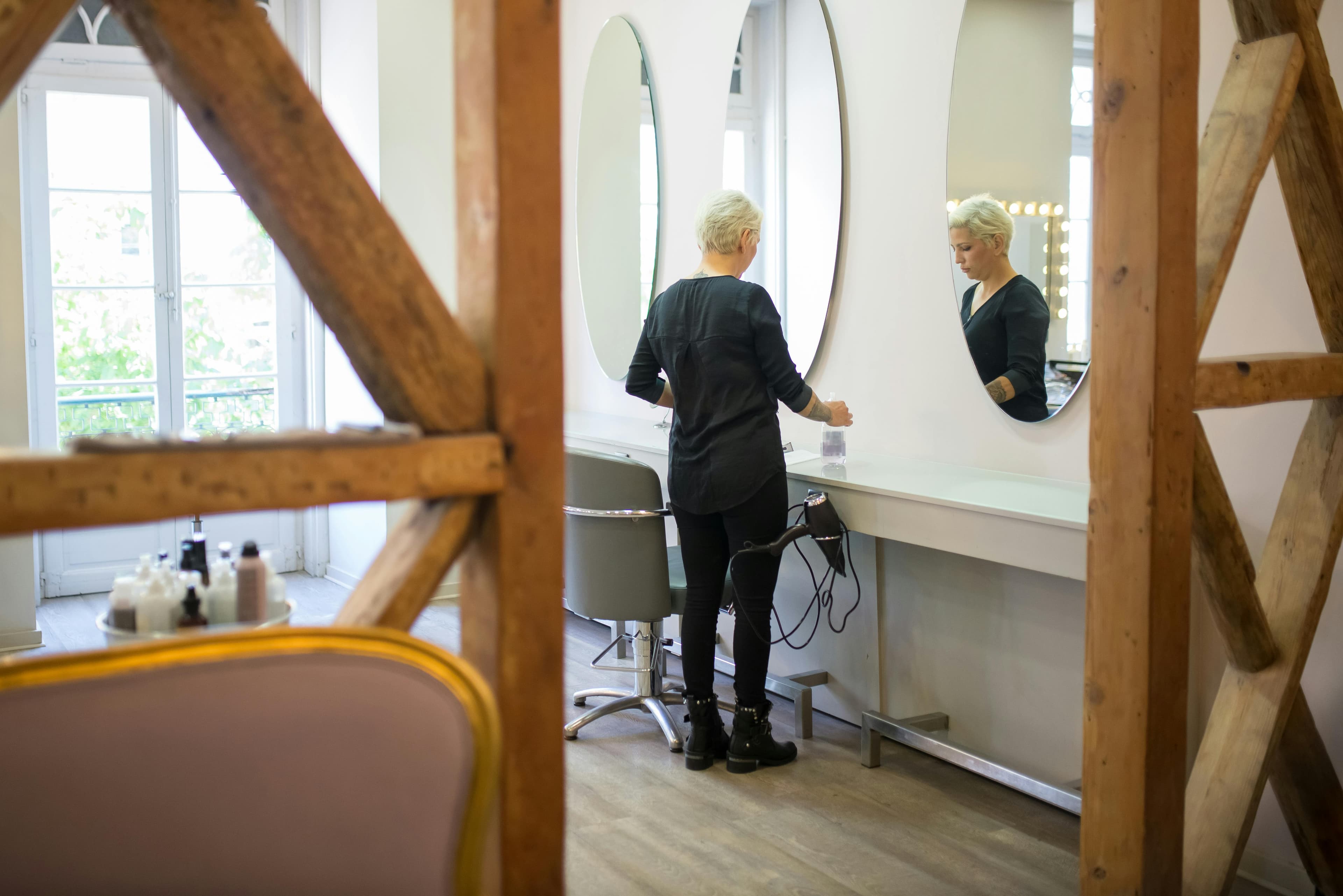Salon-Szene am Spiegel